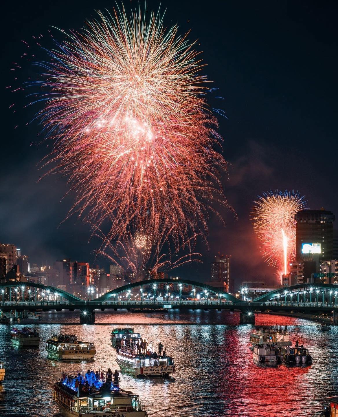 Lễ hội Pháo hoa Sông Sumida, diễn ra vào cuối tháng 7, là một trong những lễ hội nổi tiếng và lâu đời nhất ở Tokyo, Nhật Bản.